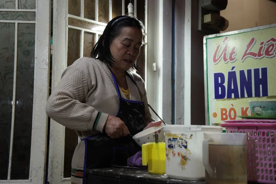 Bàn ăn tại Bùi Thị Hạnh